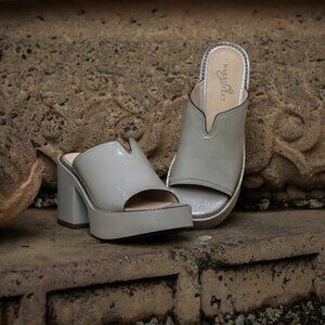Naked Feet Freja in GREIGE Heeled Sandals Size‎ 6.5